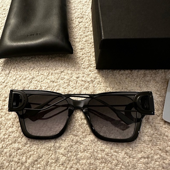 Dior sunglasses all black with gradient lenses - like new - Picture 2 of 5